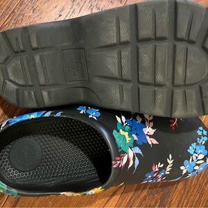 totes Black Floral Slip-On Clogs